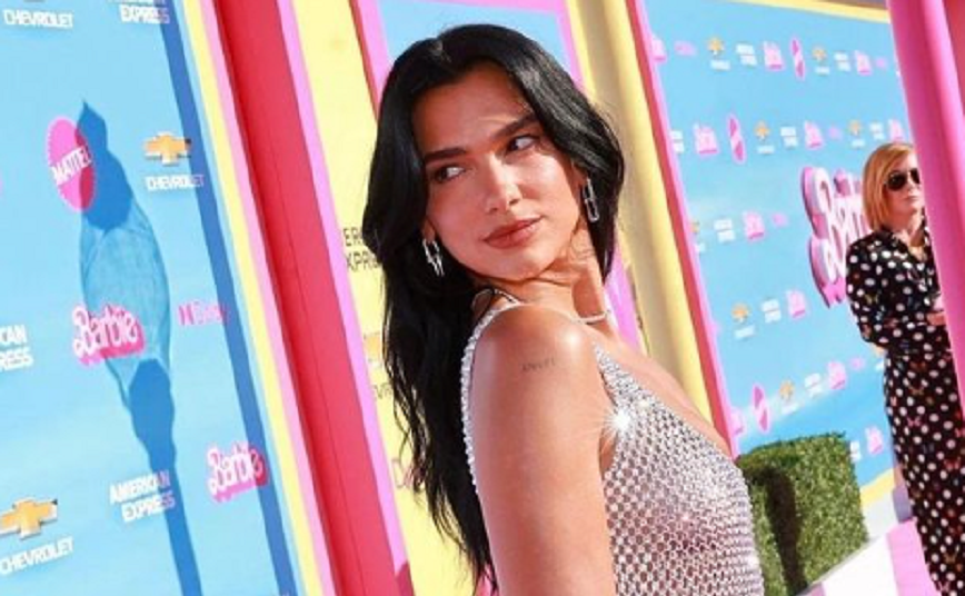 Τολμηρή εμφάνιση της Dua Lipa στην πρεμιέρα της «Barbie» με διαφανές φόρεμα που φαίνονταν το στήθος της