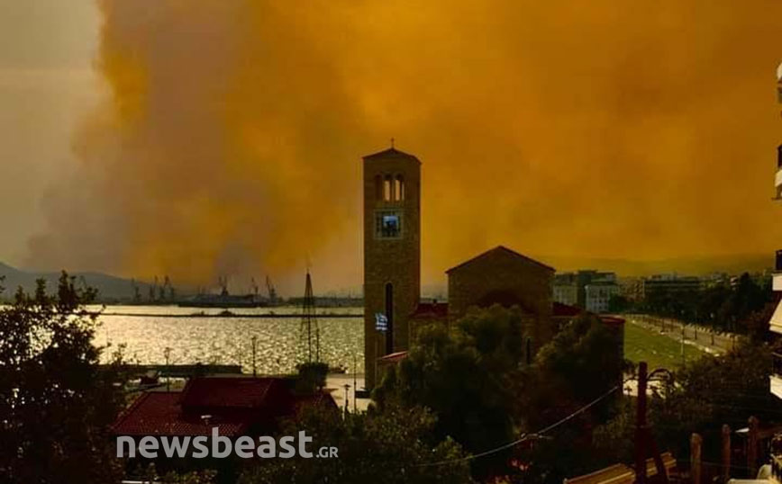 Συγκλονιστική φωτογραφία μέσα στο Βόλο αποτυπώνει το μέγεθος της ανεξέλεγκτης φωτιάς