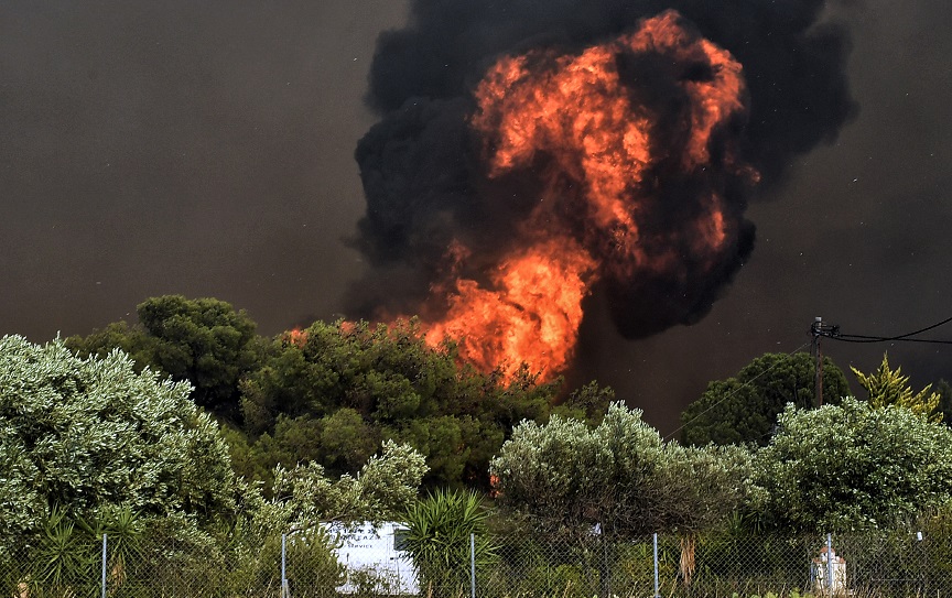 Φωτιά στο Λουτράκι: Ολονύχτια μάχη με τις φλόγες &#8211; «Το πύρινο μέτωπο καίει σε μεγάλη έκταση, αλλά έχει μειωθεί η ένταση των ανέμων»