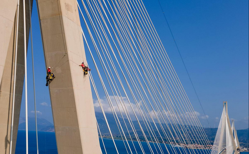 Καθηλωτικές εικόνες αλπινιστών στα καλώδια και τους πυλώνες της Γέφυρας Ρίου-Αντιρρίου