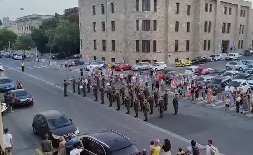 Υπό χειροκροτήματα κατοίκων και τουριστών της Ρόδου η υποστολή της σημαίας στην έδρα της Περιφέρειας Νοτίου Αιγαίου