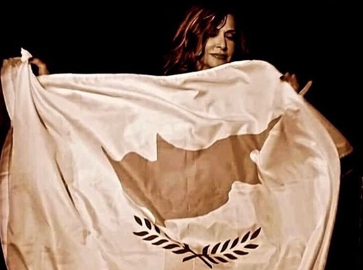 Άννα Βίσση: Με τη σημαία της Κύπρου για τα 49 χρόνια από την τουρκική εισβολή