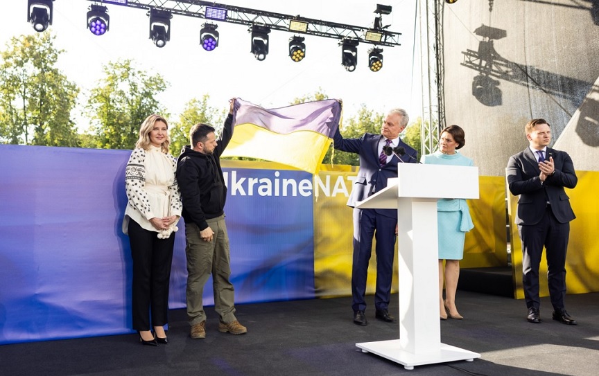 Βολοντίμιρ Ζελένσκι: Ύψωσε στο Βίλνιους ουκρανική σημαία που είχαν υπερασπιστές του Μπαχμούτ &#8211; «Είναι μεγάλη ευχή η ένταξη στο ΝΑΤΟ;»