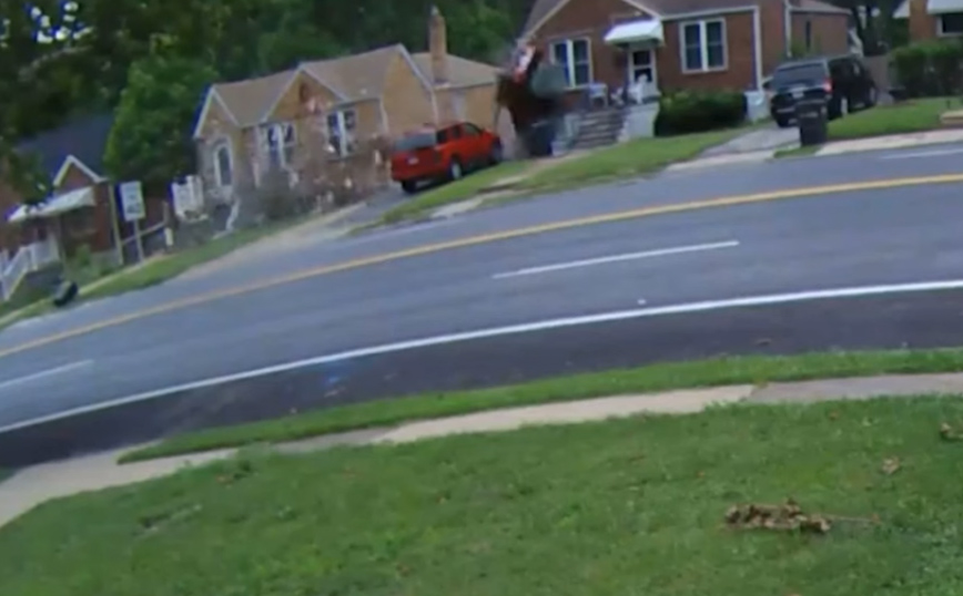 Σοκαριστικό βίντεο με οδηγό που τρέχει, τινάζεται στον αέρα και καρφώνεται σε σπίτι – Πιθανόν να αντιμετώπιζε πρόβλημα υγείας