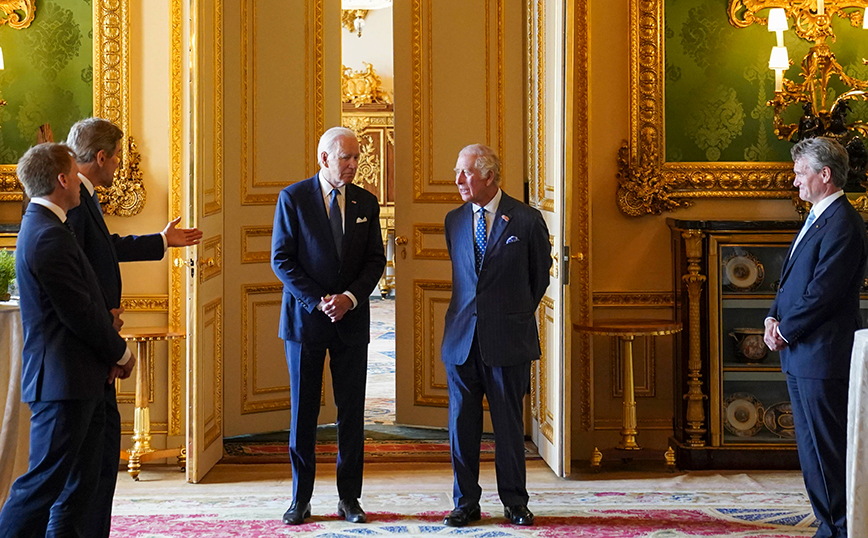 Ο Μπάιντεν τα είπε με τον βασιλιά Κάρολο σε επίσκεψη – αστραπή στο Λονδίνο