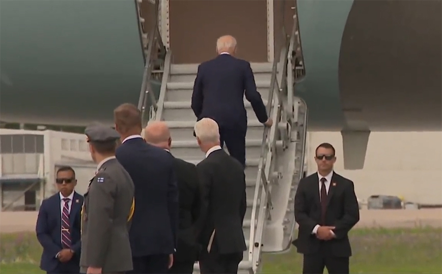 Ο Τζο Μπάιντεν σκόνταψε ξανά στη σκάλα του Air Force One – Του έχουν βάλει μια λιγότερο δύσκολη και με μικρότερα σκαλιά