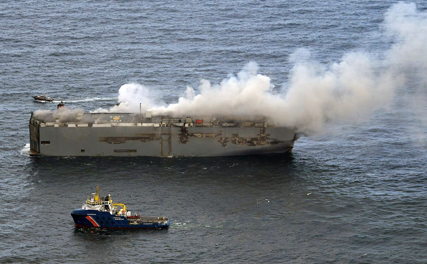 Πυρκαγιές σε πλοία που μεταφέρουν αυτοκίνητα: Οι ναυτιλιακές εταιρείες μπροστά στο πρόβλημα των ηλεκτρικών αυτοκινήτων