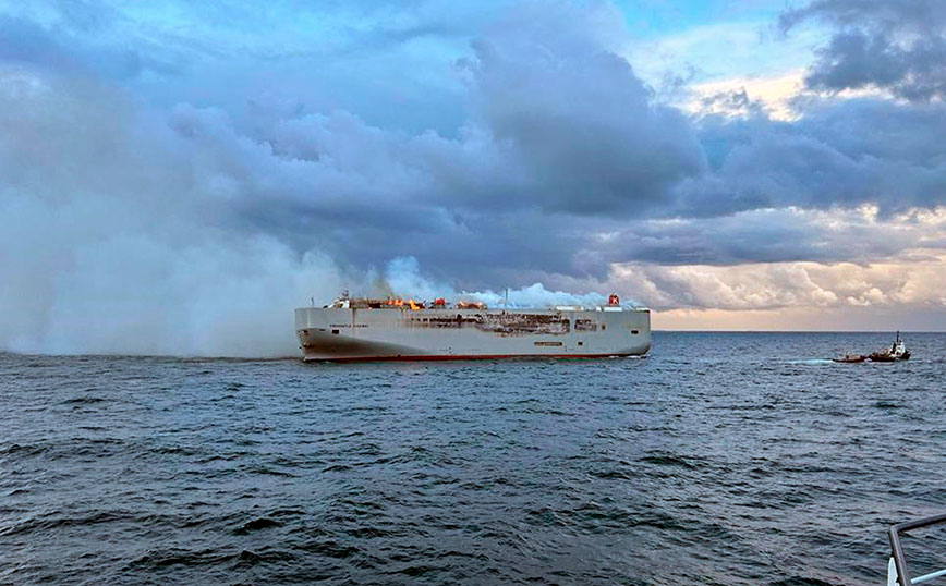 Συνεχίζεται η πυρκαγιά στο φορτηγό πλοίο στα ανοιχτά της Ολλανδίας &#8211; «Ίσως διαρκέσει αρκετές ημέρες» τονίζει το λιμενικό
