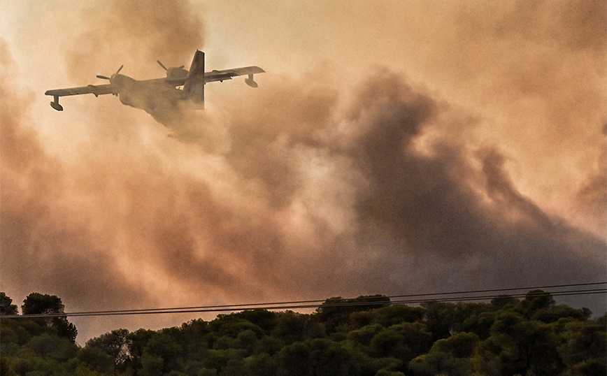 Στη «μάχη» με τις φλόγες οι Ένοπλες Δυνάμεις: Ομάδες τους στις πυρκαγιές στον Κουβαρά, το Λουτράκι και τα Δερβενοχώρια