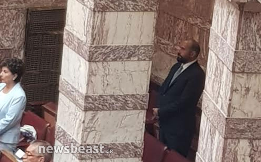 Μόνος κι απομονωμένος ο Δημήτρης Τζανακόπουλος στη Βουλή