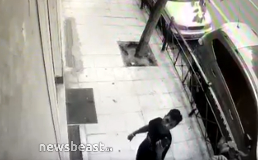 Άγρια δολοφονία 46χρονης στον Άγιο Παντελεήμονα: Βίντεο – ντοκουμέντο καταγράφει τον φερόμενο δράστη μετά το φονικό