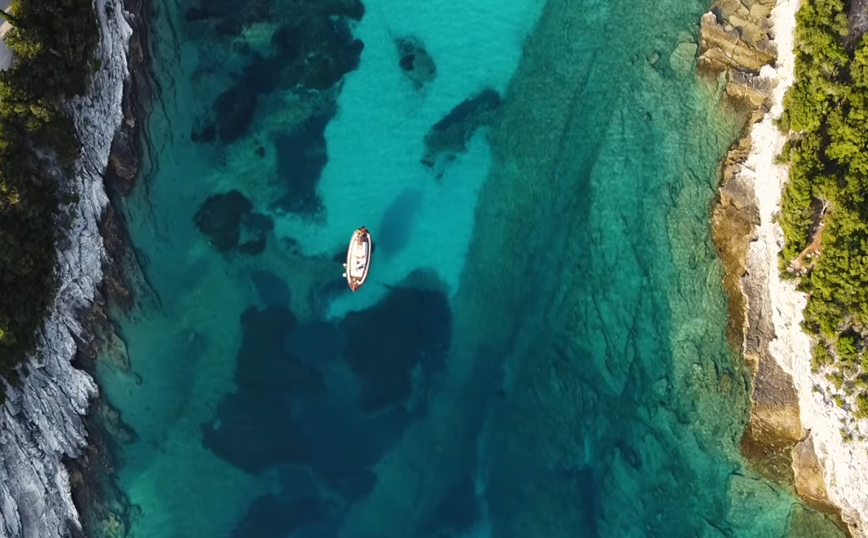 Έμπλυση: Η «μαγική» παραλία της Κεφαλονιάς με τα κρυστάλλινα νερά που μοιάζει βγαλμένη από ταινία