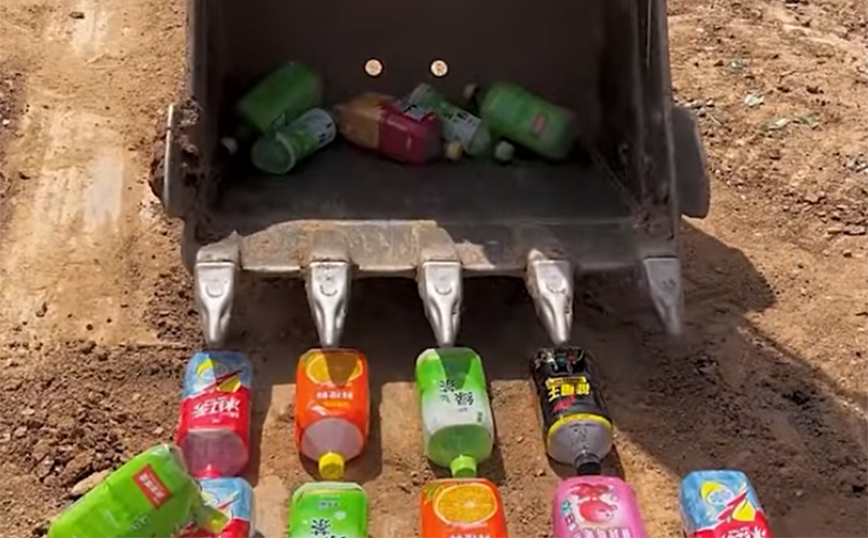 Παίζοντας με έναν εκσκαφέα 