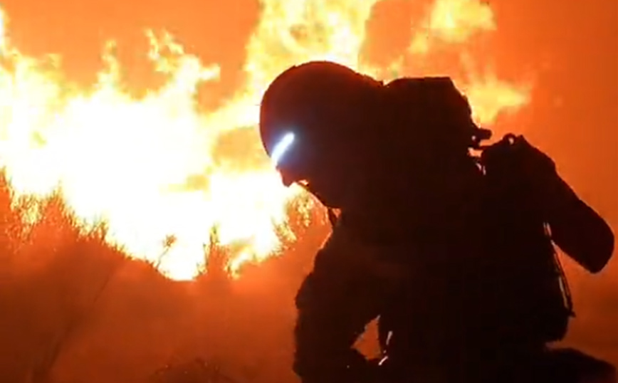 Το συγκλονιστικό βίντεο με δασοπυροσβέστη στη μάχη με τις φλόγες στα Καλύβια: Καλό κουράγιο παλικάρια μου