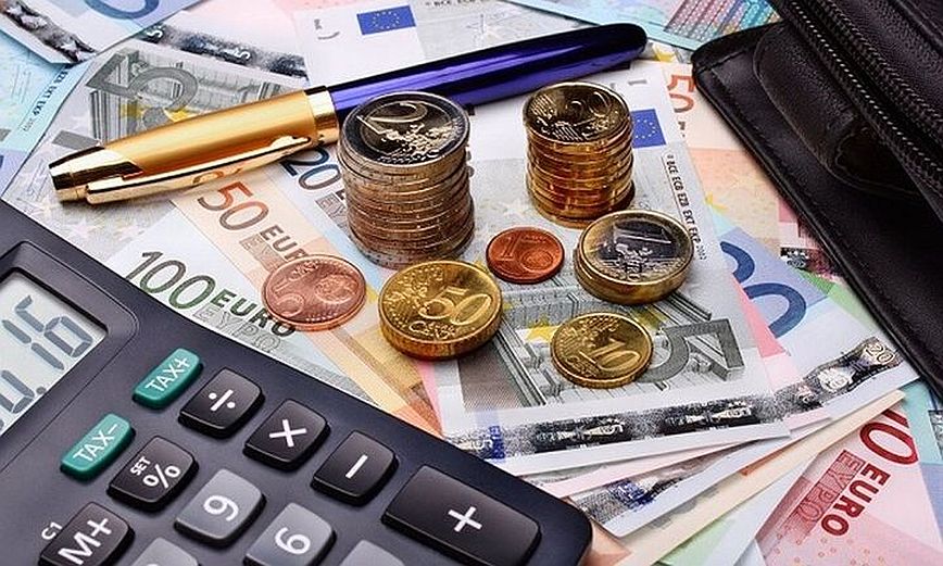 Όλα τα μέτρα στήριξης των αδυνάμων και οι φορολογικές ελαφρύνσεις που θα φέρει στην Βουλή η κυβέρνηση