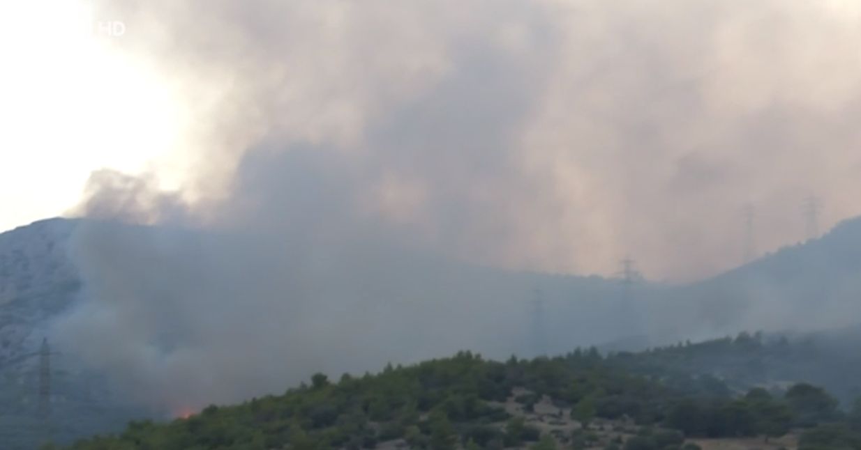 Φωτιά τώρα: Μήνυμα από το 112 για εκκένωση του χωριού Άγιοι στην Κάρυστο