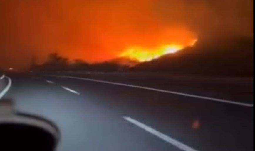 Η πύρινη λαίλαπα στην εθνική οδό, οδηγοί δίπλα στις φλόγες – Συγκλονιστικά βίντεο