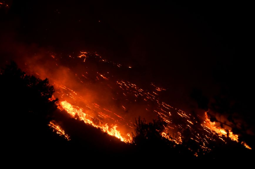 Φωτιά στην Κάρυστο: Μήνυμα μέσω 112 για εκκένωση του Πλατανιστού