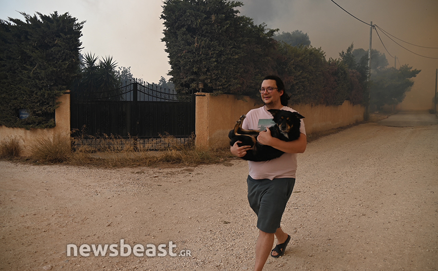 Φωτιά στο Λαγονήσι: Νεαρός πήρε αγκαλιά το φοβισμένο σκυλάκι του και φεύγει να σωθεί