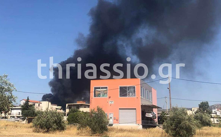 Μήνυμα 112 για τη φωτιά στον Ασπρόπυργο κοντά στο εργοστάσιο – Έκλεισαν δρόμοι