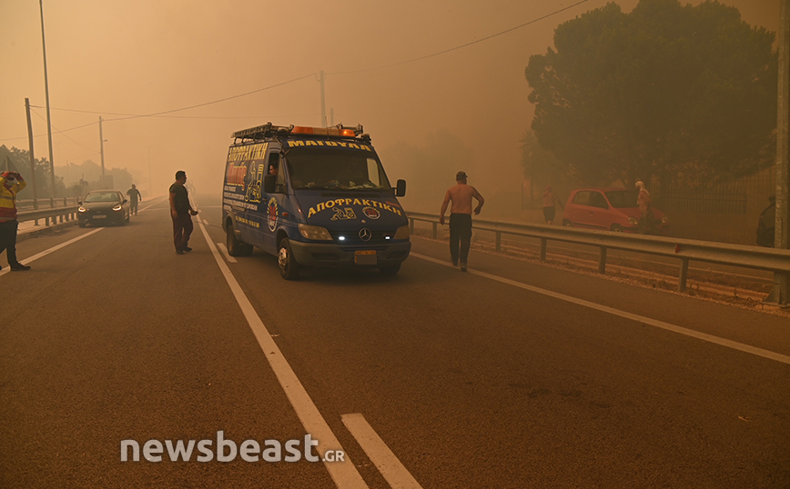 Φωτιά στη Μάνδρα: Ποιοι δρόμοι είναι κλειστοί λόγω της πυρκαγιάς