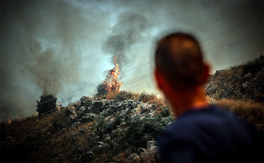 Εκκενώνεται χωριό στην Κέρκυρα, συνεχείς αναζωπυρώσεις στη Ρόδο, ώρες αγωνίας για την Κάρυστο