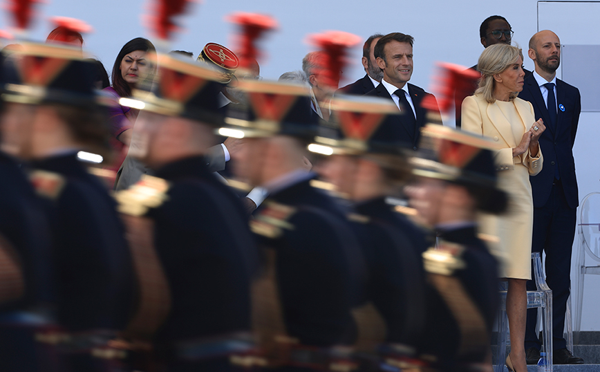 Με την ηρεμία να έχει λίγο πολύ επιστρέψει η Γαλλία τίμησε και φέτος την εθνική της εορτή – Πυρπολήθηκαν 220 αυτοκίνητα