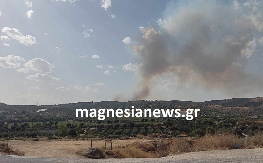 Φωτιά τώρα στο πεδίο βολής του Στρατού στο Βόλο- Ακούστηκαν εκρήξεις