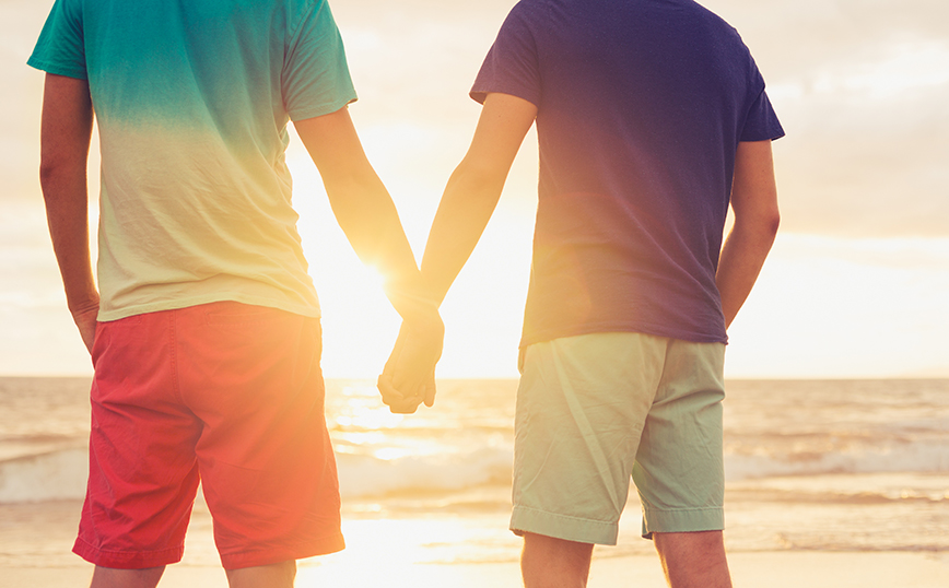Γκέι ζευγάρι κρατάει χέρια