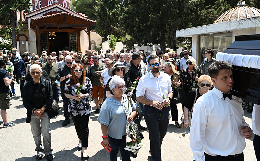 Το τελευταίο αντίο στη Γιώτα Γιάννα &#8211; Πλήθος κόσμου στην κηδεία της