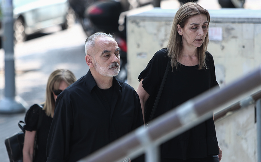 Άλκης Καμπανός – Τα πρώτα λόγια των γονιών του μετά την καταδίκη των 12: «Δίκαιη η απόφαση, το παιδί μας δεν γυρίζει πίσω»