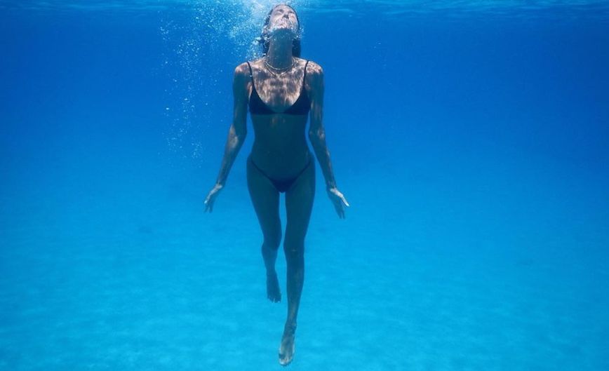 Η εντυπωσιακή φωτογραφία της Ηλιάνας Παπαγεωργίου μέσα στο νερό