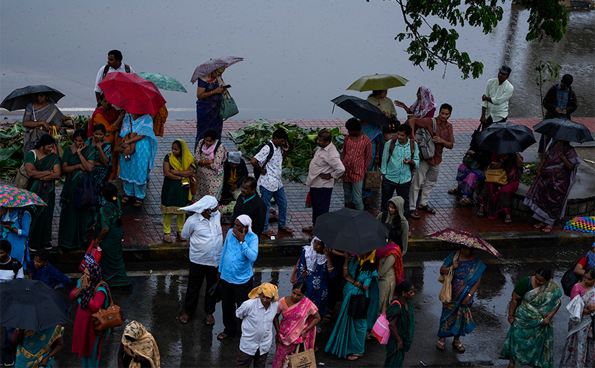 Κατολίσθηση μετά τις ασταμάτητες βροχές στην Ινδία: Φόβοι πως πάνω από 100 άνθρωποι θάφτηκαν ζωντανοί