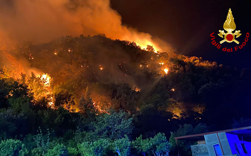 Σε πύρινο κλοιό η Σικελία: Εκκενώσεις και κλείσιμο αεροδρομίων- Κάηκε δωρικός ναός του 5ου αιώνα