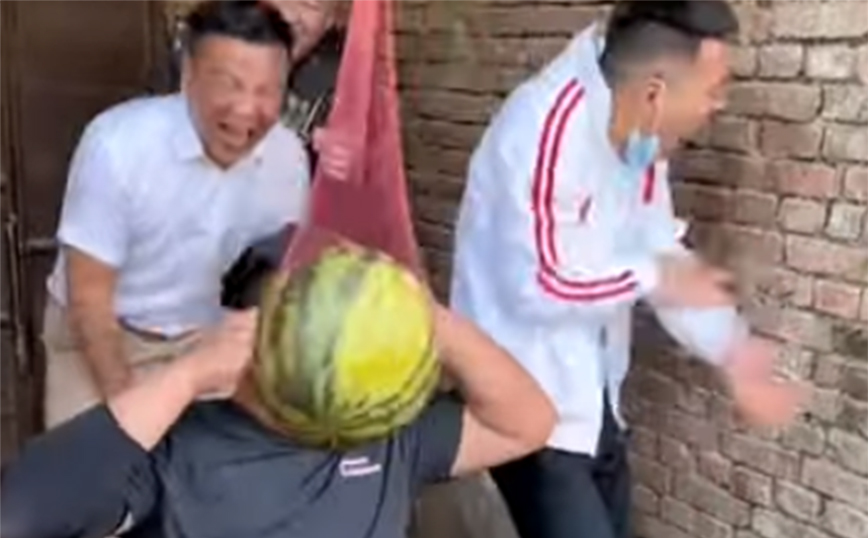 Το&#8230; επίπονο παιχνίδι του καλοκαιριού με το καρπούζι