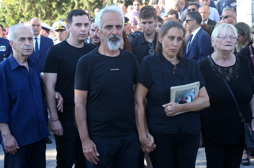 «Η πατρίδα σε κατατάσσει μεταξύ των ηρώων»: Με τιμητικές βολές και τον Εθνικό ύμνο αποχαιρέτησαν τον ανθυποσμηναγό Περικλή Στεφανίδη στο Κιλκίς