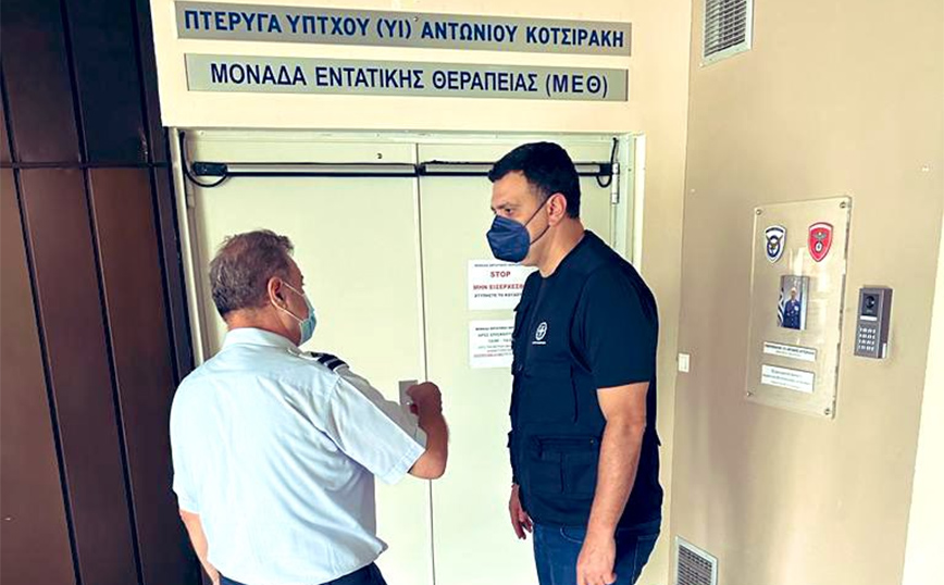 Πυροσβέστης έπαθε έμφραγμα στη μάχη με τις φωτιές – Τον επισκέφθηκε στο νοσοκομείο ο Κικίλιας