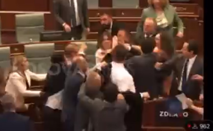 Σε ριγνκ μετατράπηκε η Βουλή του Κοσόβου &#8211; Μπουγέλωσαν τον πρωθυπουργό, πέταξαν μπουκάλια και έπαιξαν μπουνιές