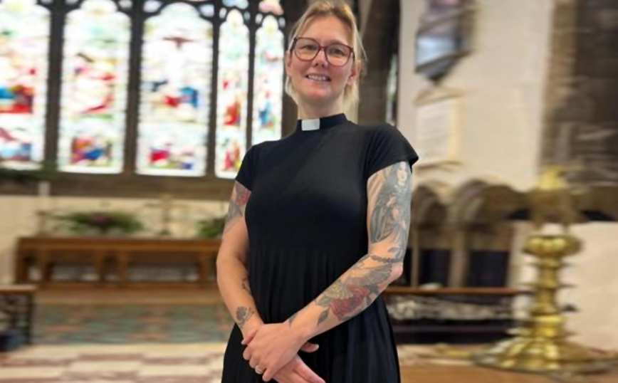 Η ιερέας που δέχτηκε αρνητικά σχόλια για τα τατουάζ στα χέρια της &#8211; «Είναι αηδιαστικά»