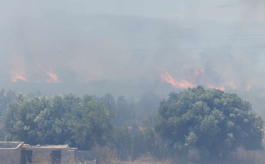 Μεγάλη φωτιά στον Κουβαρά &#8211; Εστάλη μήνυμα 112 για να εκκενωθούν οικισμοί