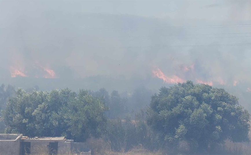 Μεγάλη φωτιά στον Κουβαρά – Εστάλη μήνυμα 112 για να εκκενωθούν οικισμοί