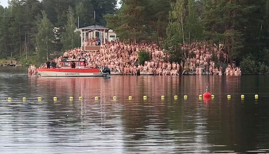 Ο Αμερικανός φωτογράφος Σπένσερ Τιούνικ “έγδυσε” 1.000 Φινλανδούς στο νέο έργο του στην πόλη Κουόπιο