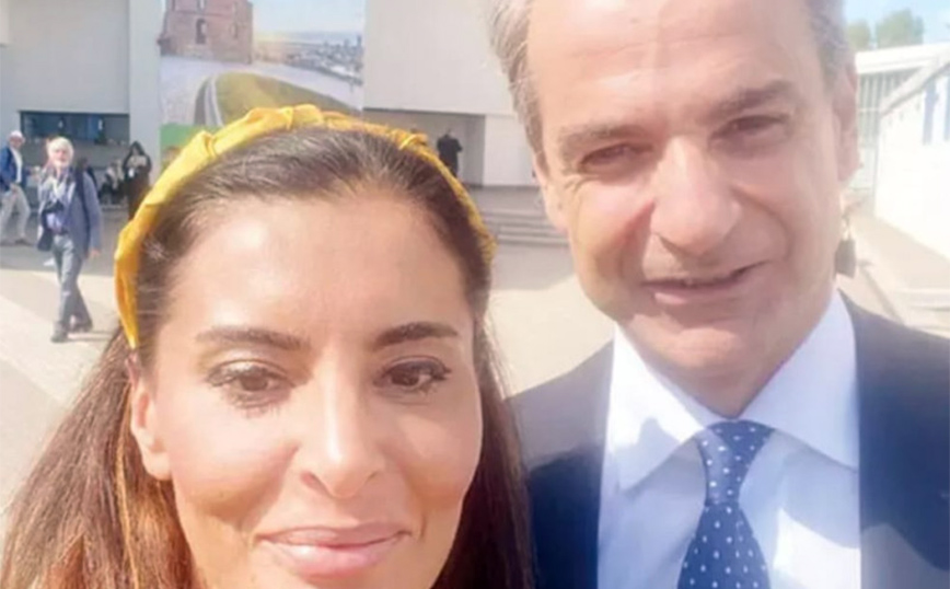 Η Τουρκάλα δημοσιογράφος που πέρυσι έκανε επίθεση στην Ελλάδα φέτος έβγαλε selfie με τον Μητσοτάκη