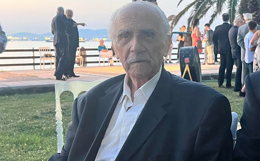 Ο λεγεωνάριος που συνόδευσε τον Κωνσταντίνο Καραμανλή στο αεροδρόμιο για την πτήση προς τη Μεταπολίτευση… θυμάται
