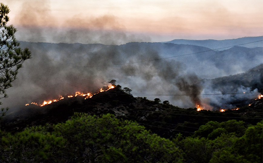 Φωτιά στα Μέγαρα: Η αλλαγή του ανέμου έδωσε μικρή «ανάσα» στο Κανδύλι και άλλους οικισμούς της Νέας Περάμου