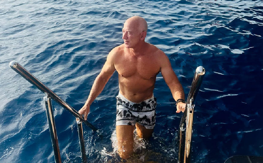 Η φωτογραφία του Τζεφ Μπέζος στο Instagram που άναψε φωτιά – «Είναι ιδέα μου ή έχει ζέστη έξω;»