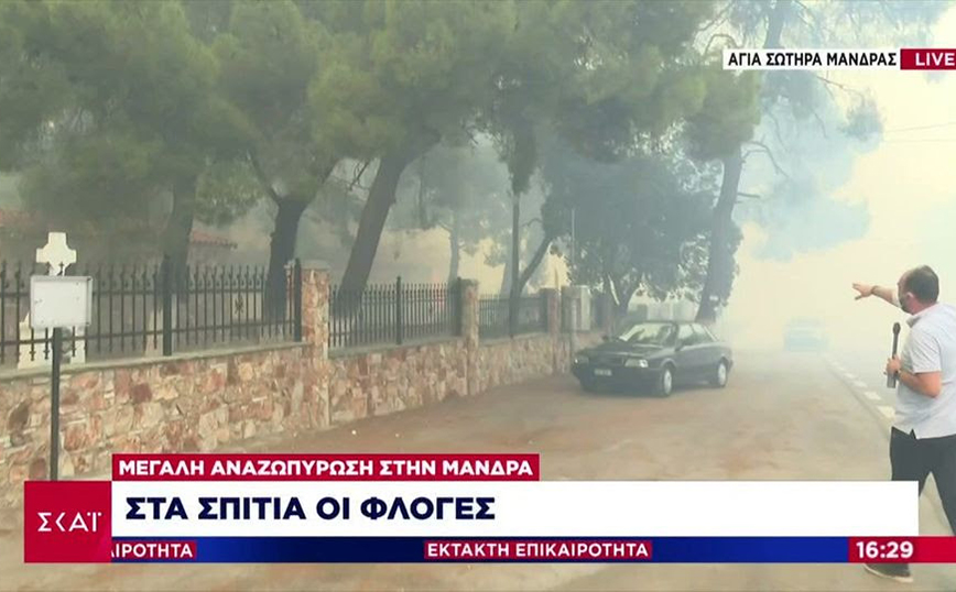 Αναζωπύρωση στη Μάνδρα: Η φωτιά έφτασε στα πρώτα σπίτια της Αγίας Σωτήρας