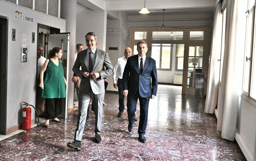 Στο υπουργείο Υγείας ο Κυριάκος Μητσοτάκης – Αποφάσεις για ράντζα και προσλήψεις