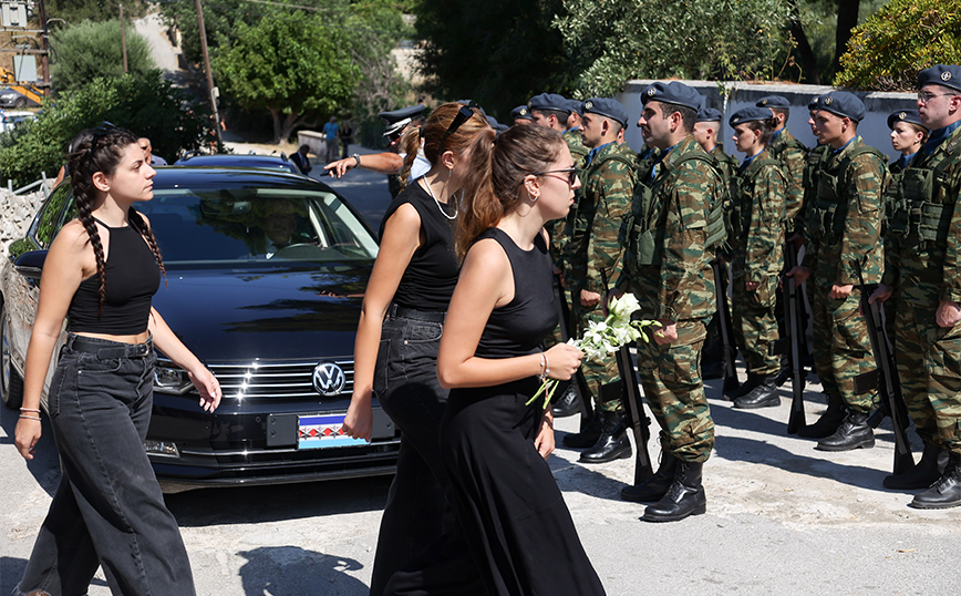 Ράγισαν καρδιές στο τελευταίο αντίο στον 34χρονο Χρήστο Μουλά που σκοτώθηκε με το καναντέρ στην Κάρυστο