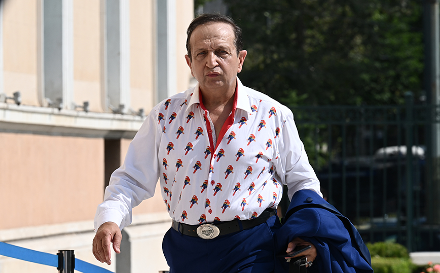 Σπύρος Μπιμπίλας: Ο λόγος που φόρεσε πουκάμισο με παπαγαλάκια στην ορκωμοσία της νέας Βουλής